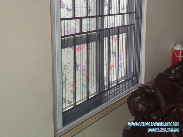 cửa lưới chống muỗi xếp nhôm trắng lắp đặt cho cửa sổ